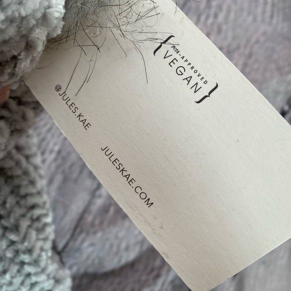 Jules‎ Kae Women’s Faux Fur Soft Stretchy Light Gray Winter Knit Beanie Hat - Picture 8 of 8